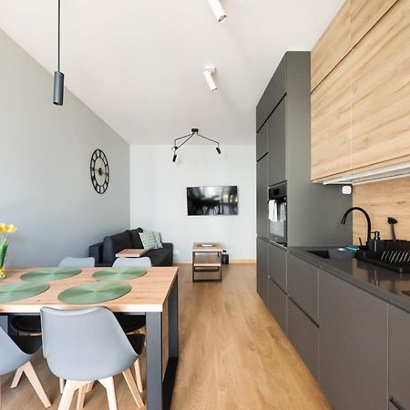 ורשה Wola Skwer Happy Apartment מראה חיצוני תמונה