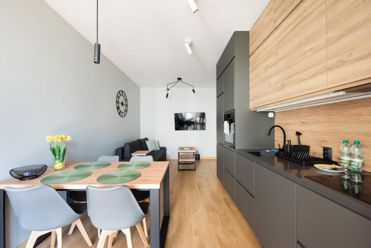ורשה Wola Skwer Happy Apartment מראה חיצוני תמונה