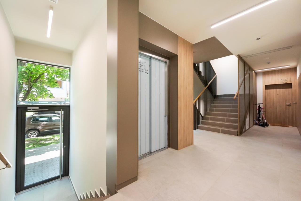 ורשה Wola Skwer Happy Apartment מראה חיצוני תמונה